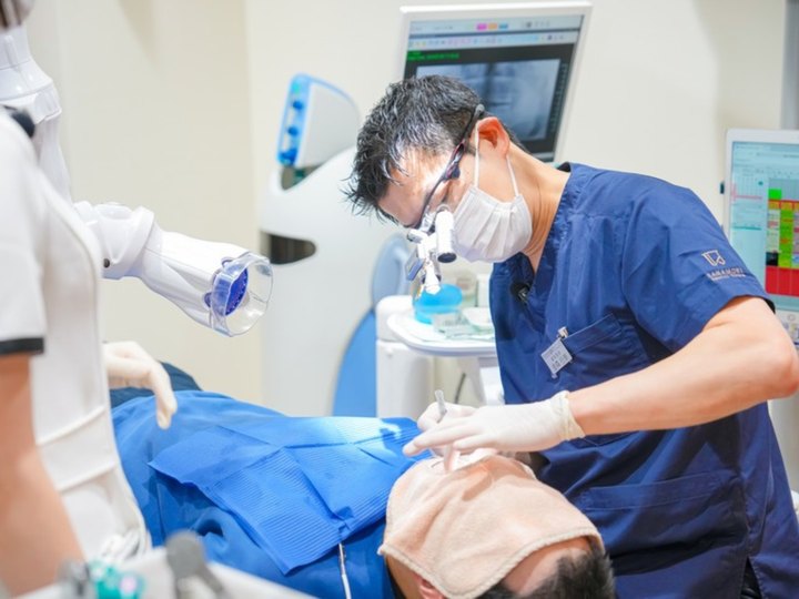 拡大鏡を着けた処置